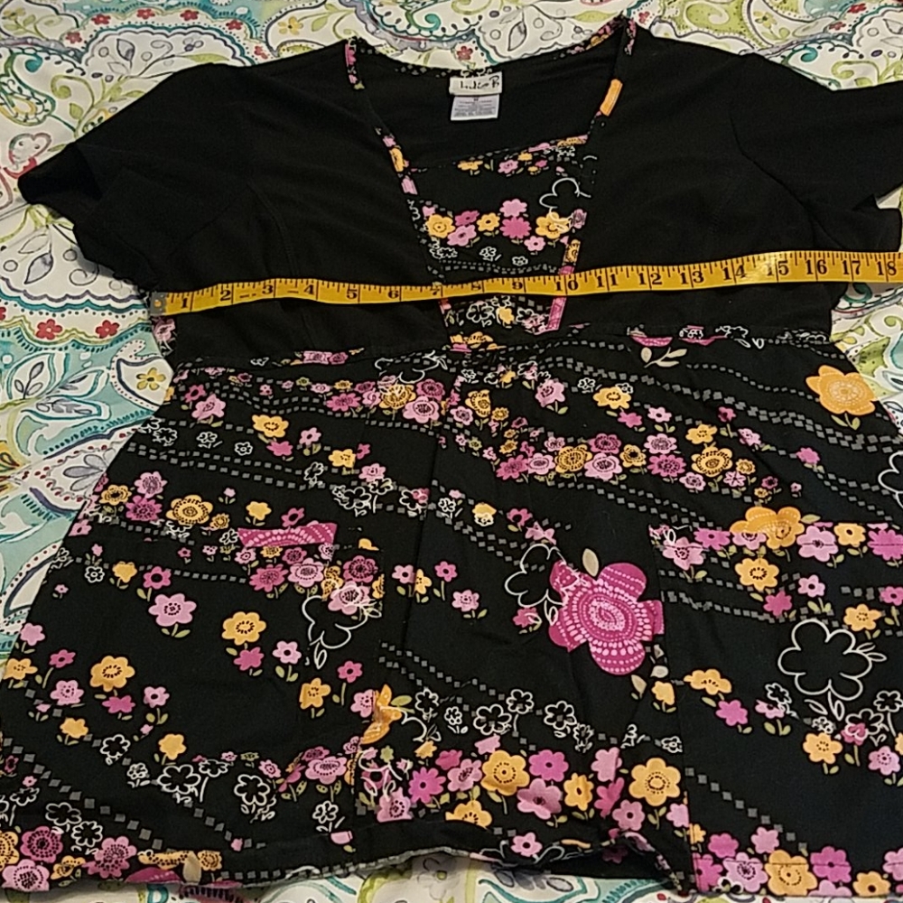 Like new cute top with 2 pocket in front